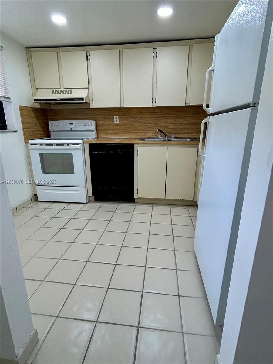 210 W Park Dr # 2, Miami FL 33172 photo 2