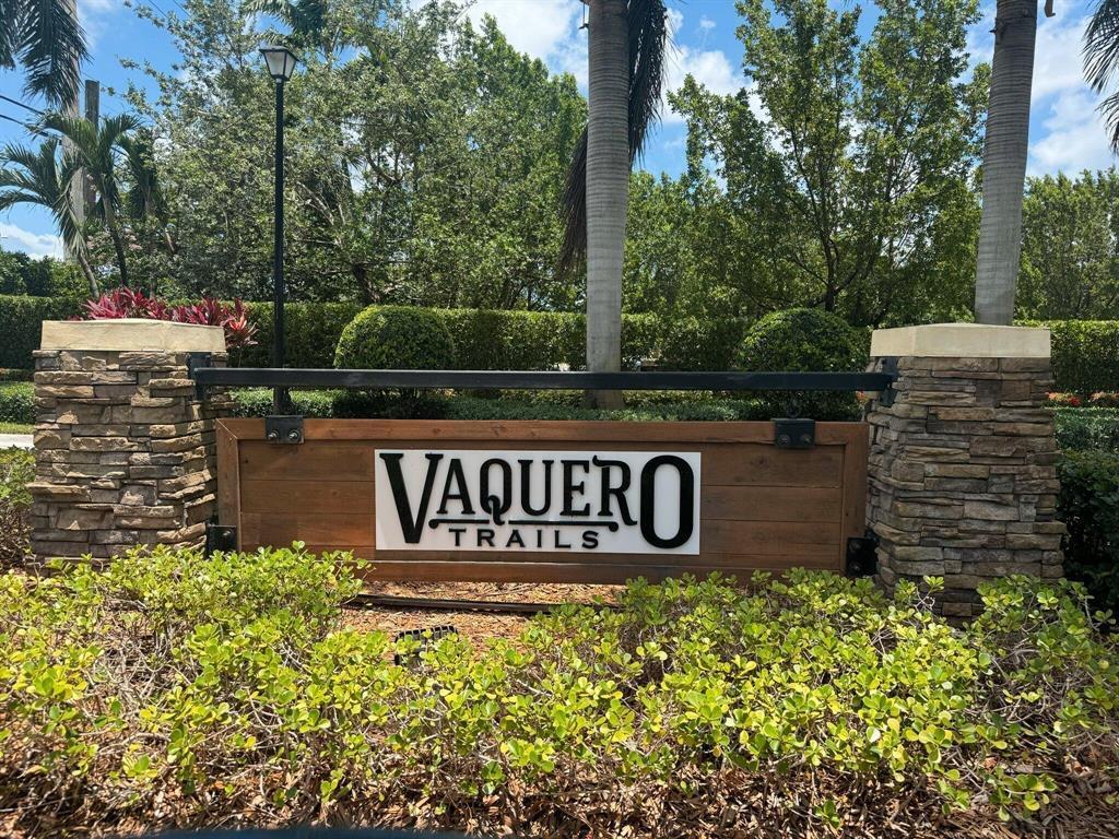 807 E Village Circle, Davie FL 33325 photo 2