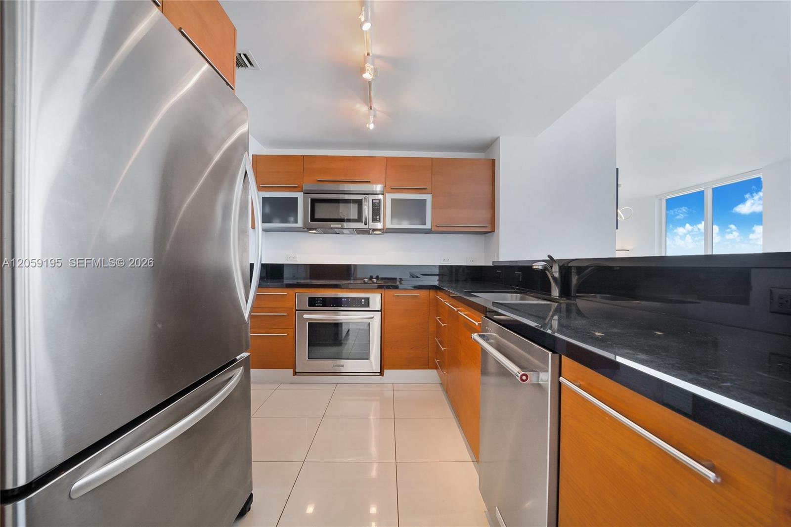 253 NE 2nd St # 3302, Miami FL 33132 photo 3
