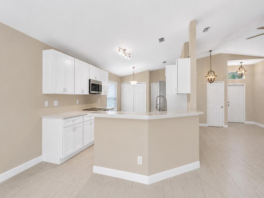 962 E 13th Square, Vero Beach FL 32960 photo 2