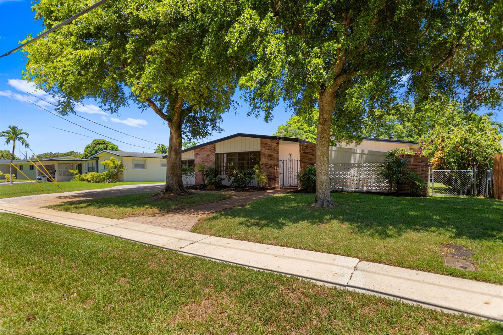 880 E ACRE Drive, Plantation FL 33317