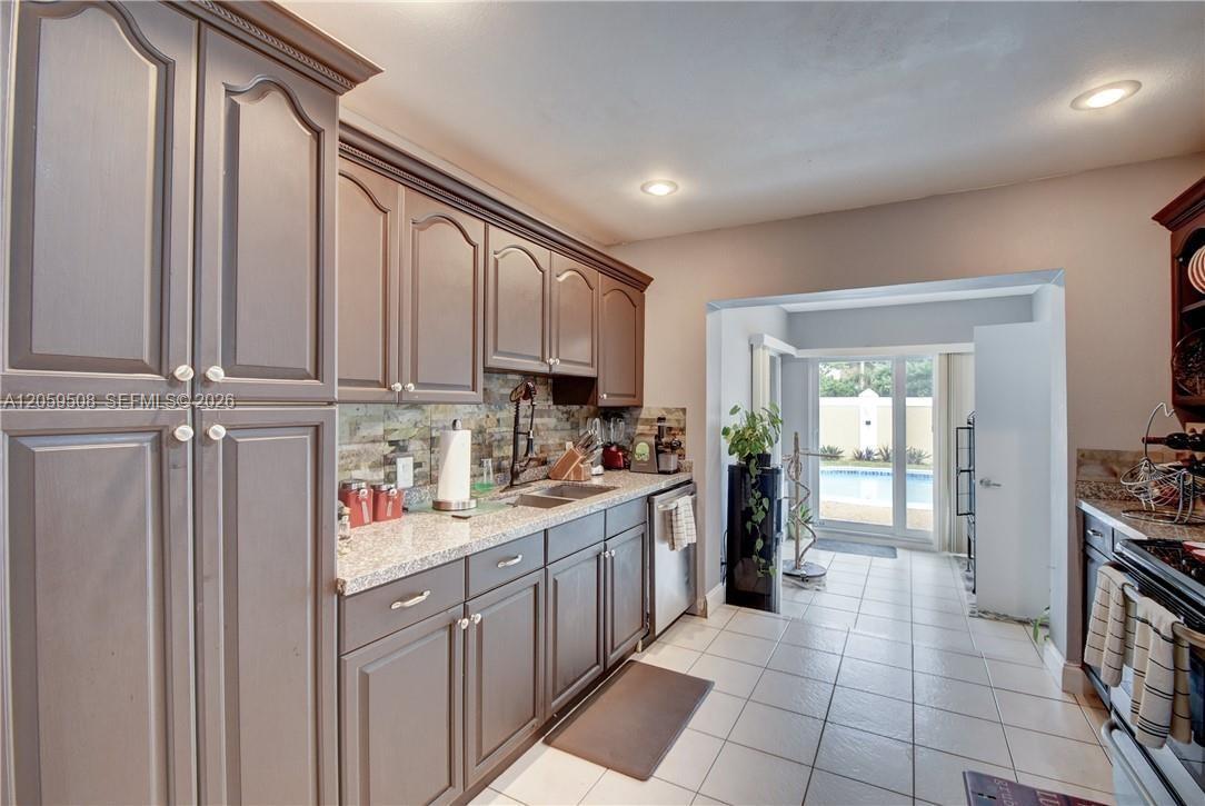 2330 NW 81st Ave, Sunrise FL 33322 photo 2