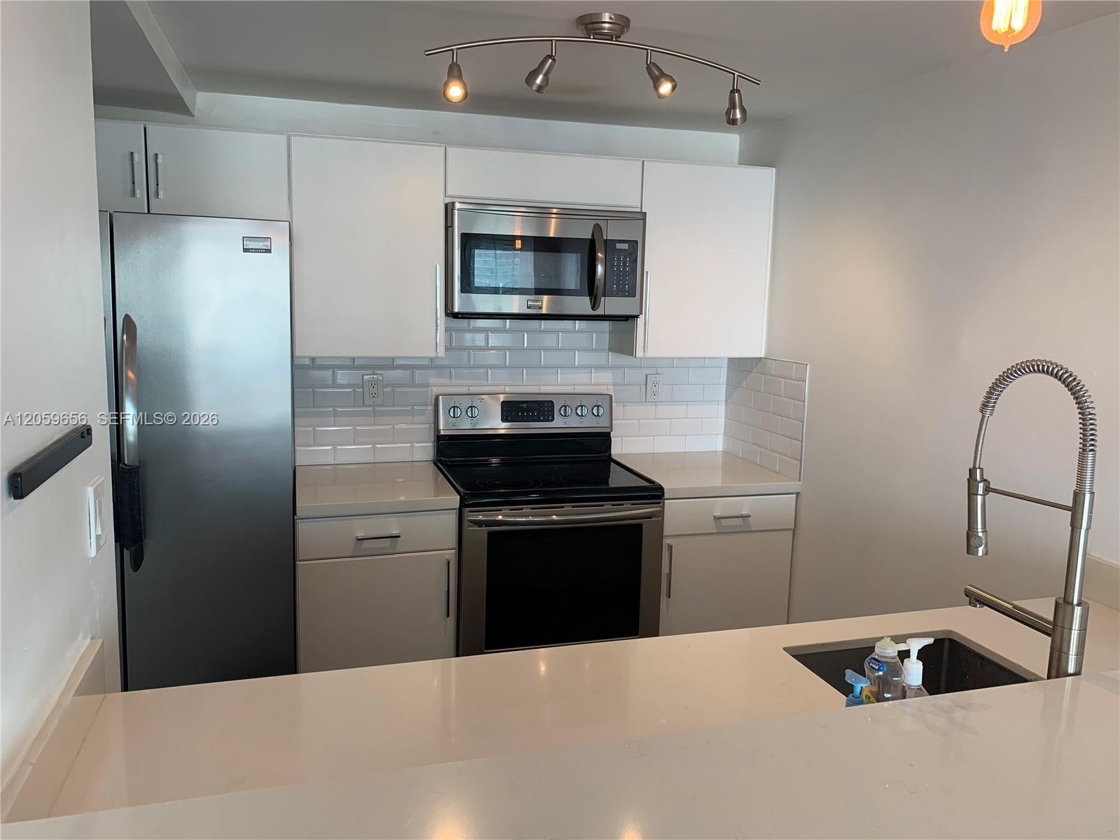 600 NE 36th St # 1017, Miami FL 33137 photo 2