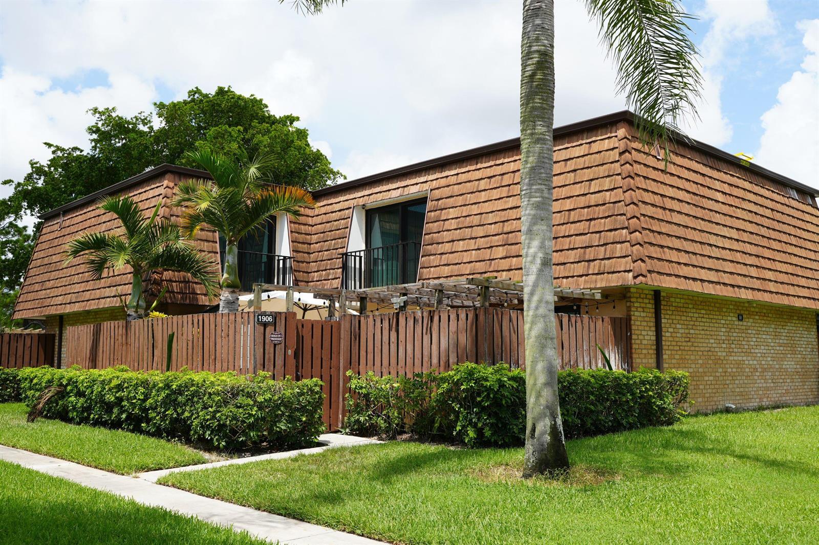 1905 19th Lane, FL 33463 photo 2