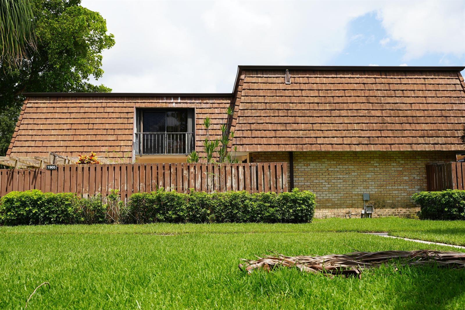1905 19th Lane, FL 33463 photo 3