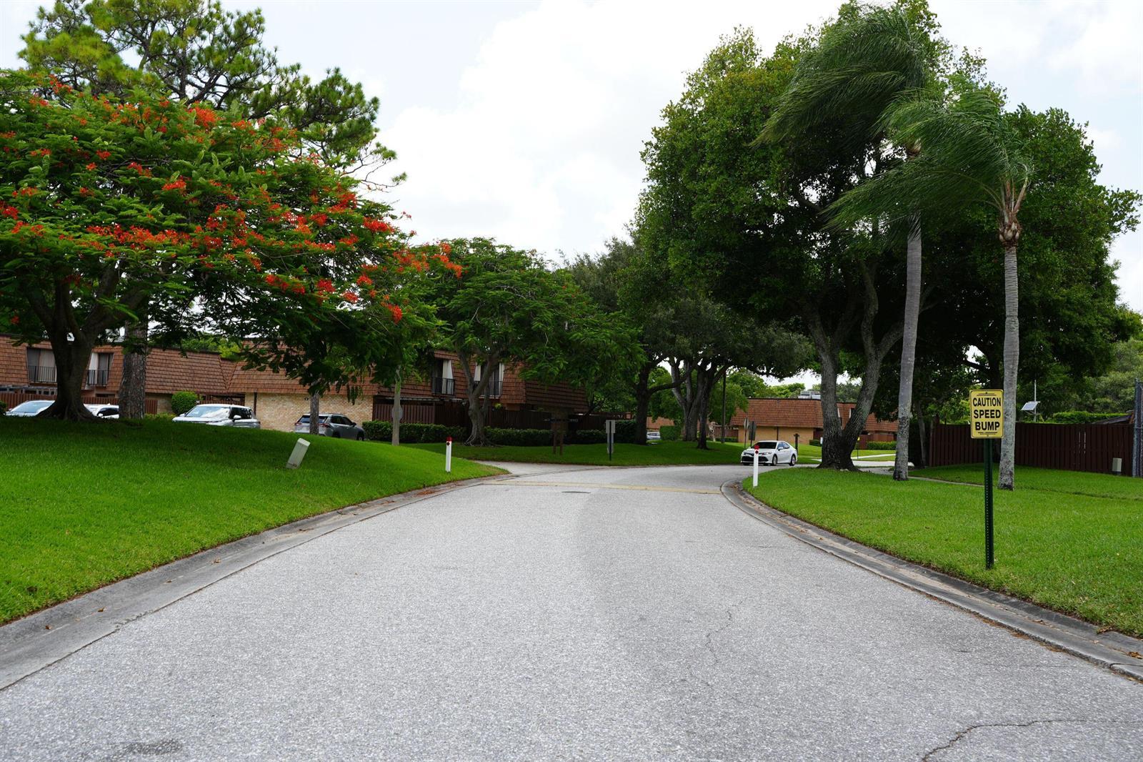 1905 19th Lane, FL 33463 photo 5