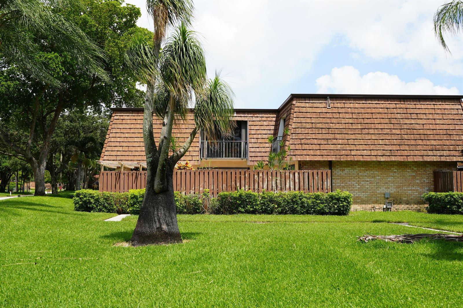 1905 19th Lane, FL 33463 photo 4