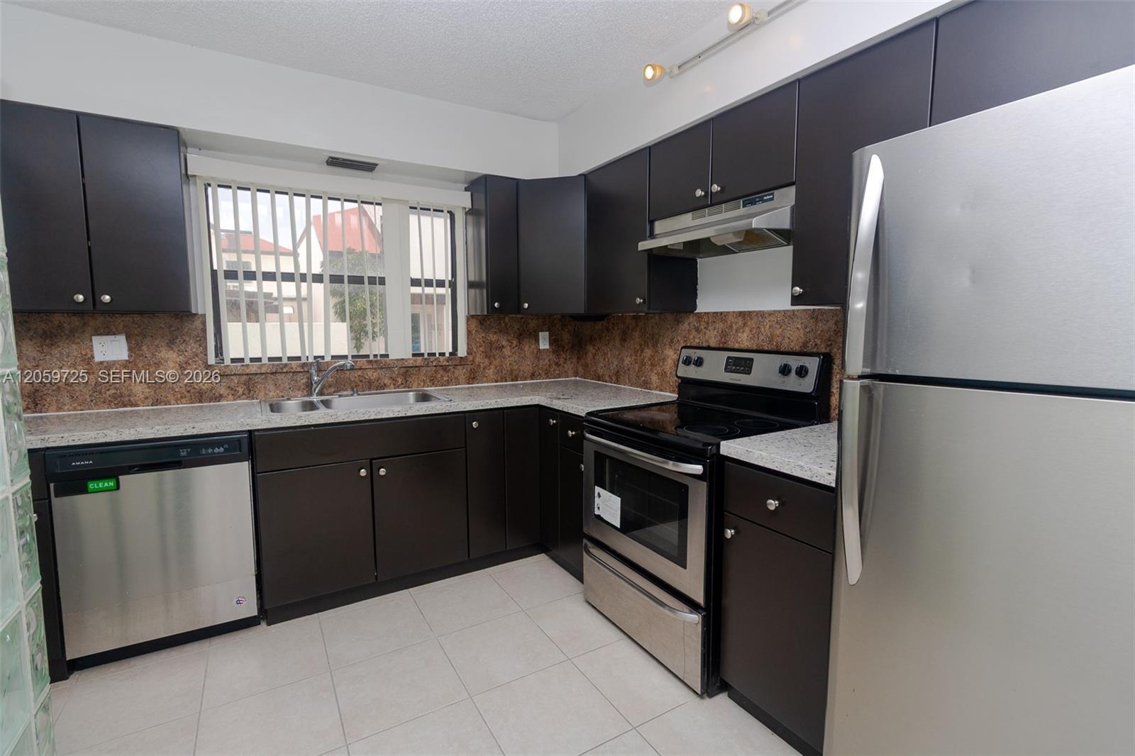 10085 NW 6th Ter, Miami FL 33172 photo 2