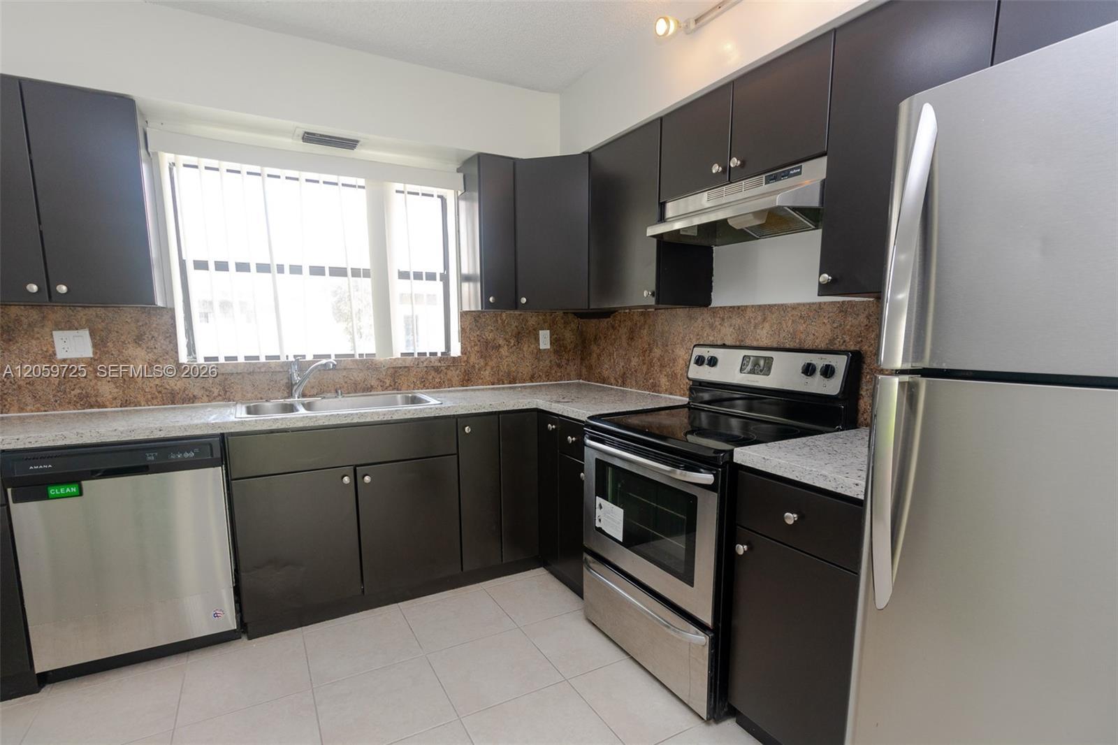 10085 NW 6th Ter, Miami FL 33172 photo 3