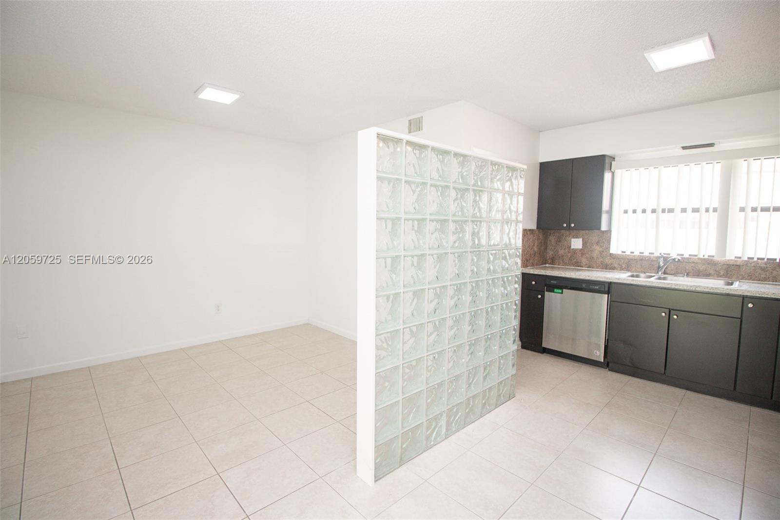 10085 NW 6th Ter, Miami FL 33172 photo 4