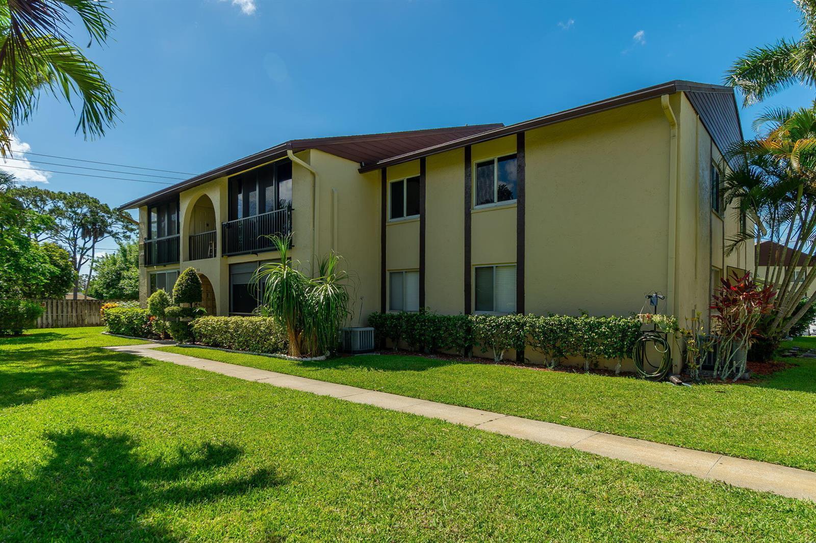318 Pine Ridge Circle # 2, FL 33463 photo 3
