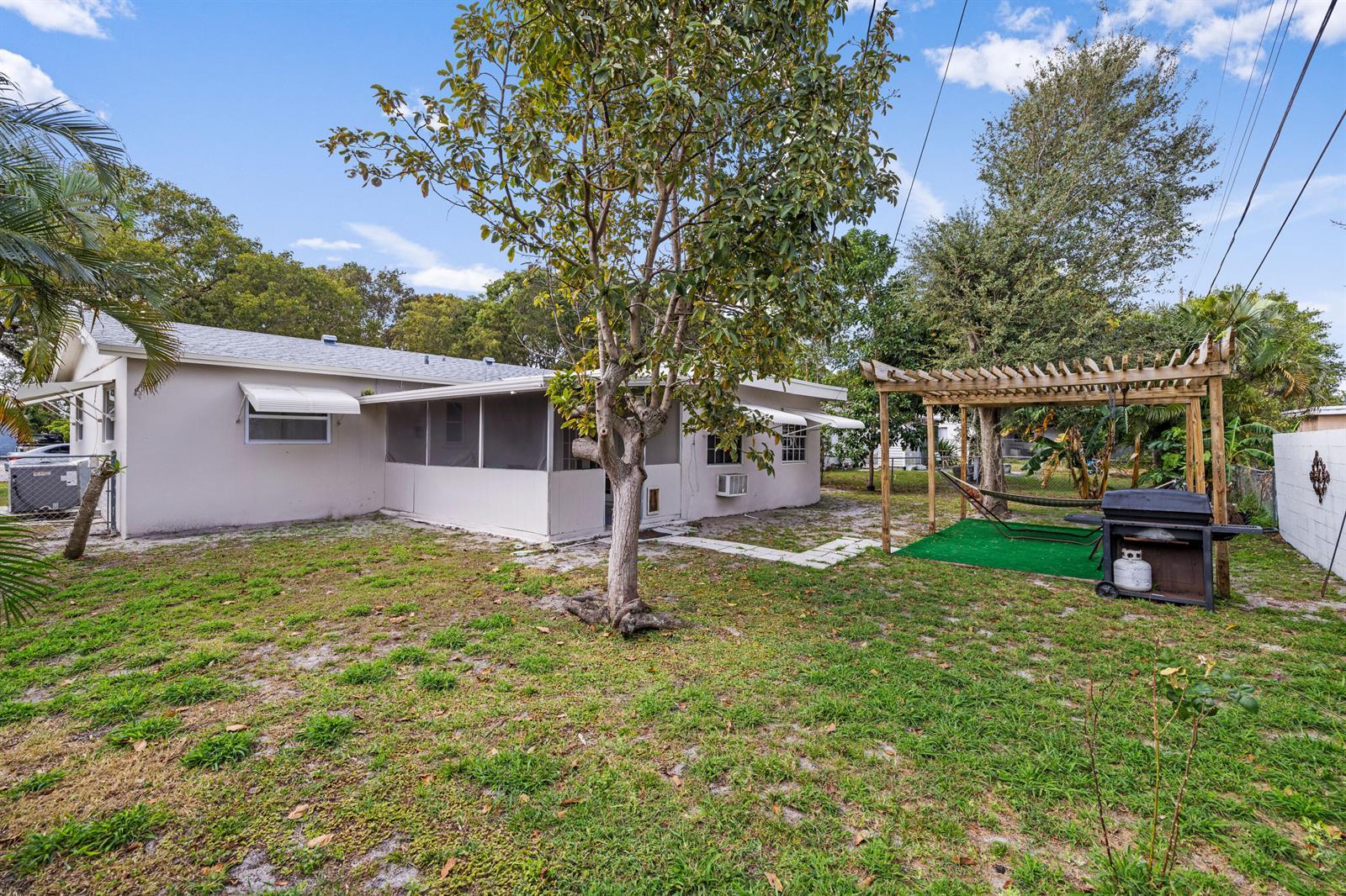 336 S CHILLINGWORTH Drive, West Palm Beach FL 33409 photo 4