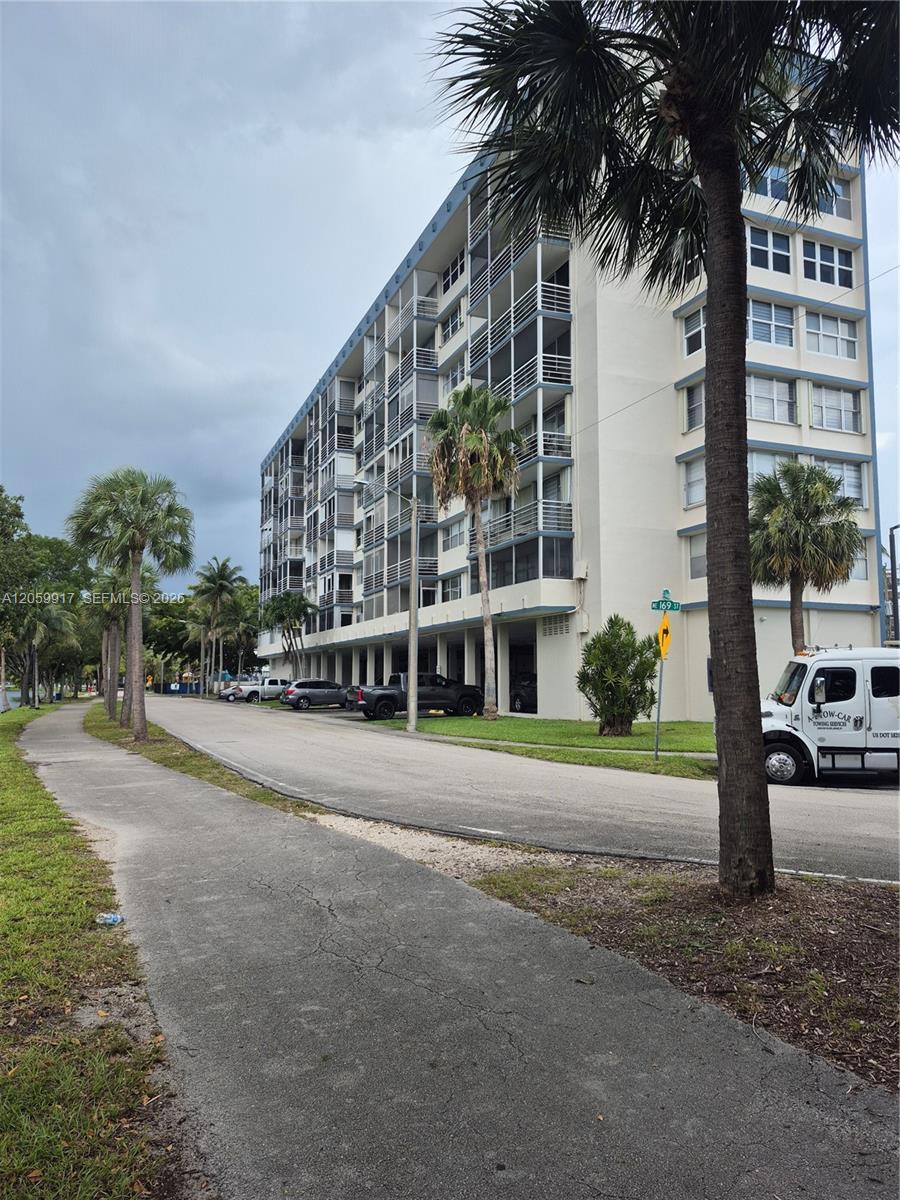 North Miami Beach, FL 33162 photo 2