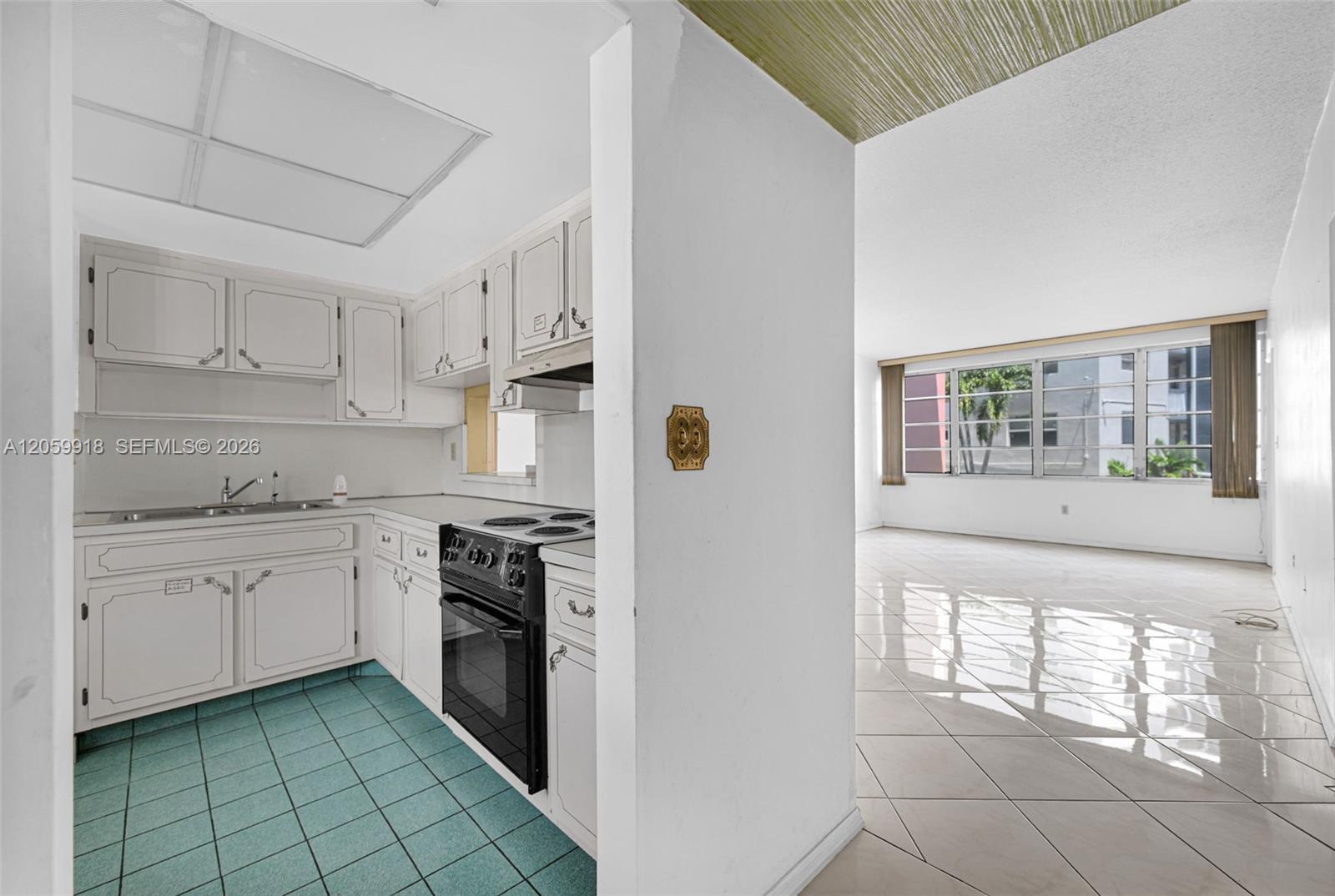 18555 NE 14th Ave # 502, Miami FL 33179 photo 4