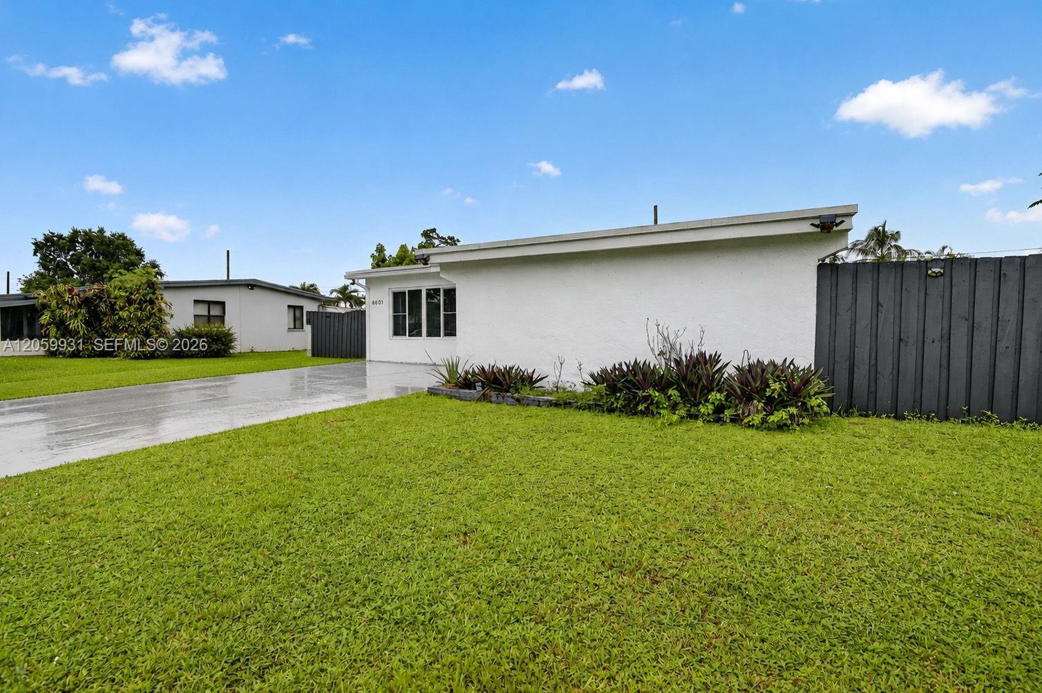 6601 SW 6th St, Pembroke Pines FL 33023 photo 2