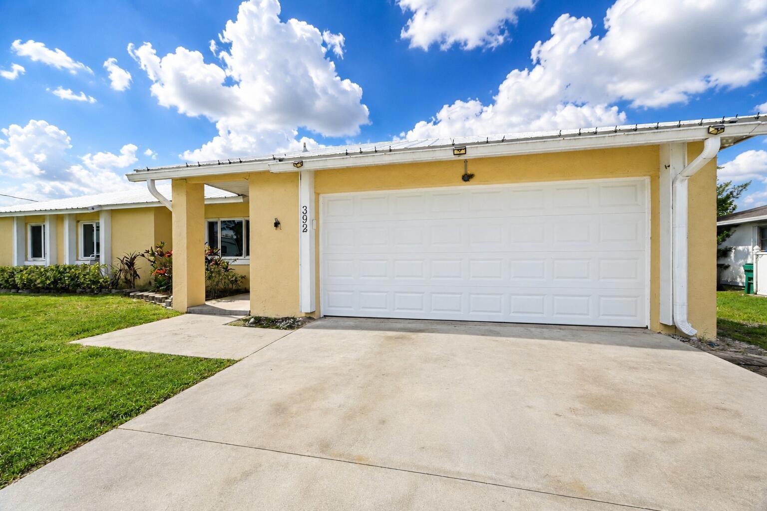 392 SE CROSSPOINT Drive, Port St. Lucie FL 34983 photo 2