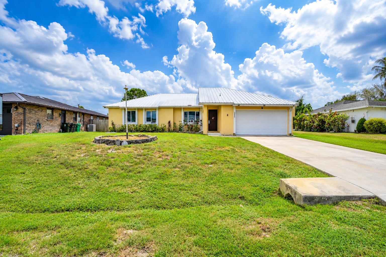 392 SE CROSSPOINT Drive, Port St. Lucie FL 34983