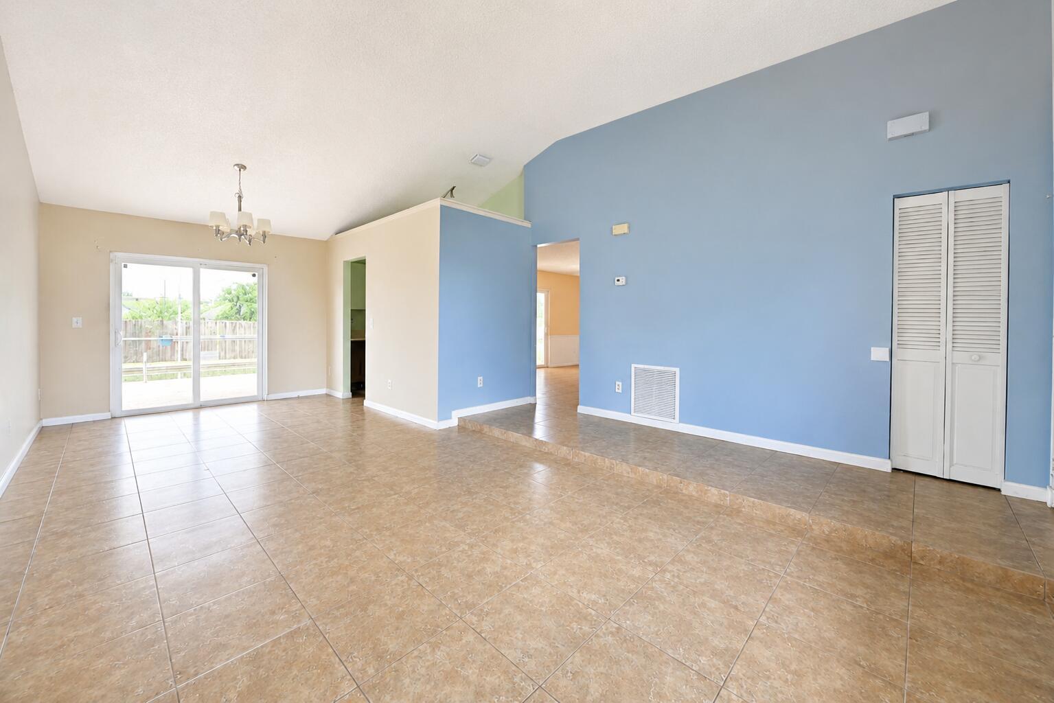 392 SE CROSSPOINT Drive, Port St. Lucie FL 34983 photo 5