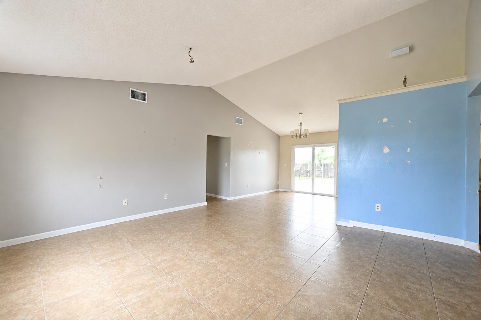 392 SE CROSSPOINT Drive, Port St. Lucie FL 34983 photo 4