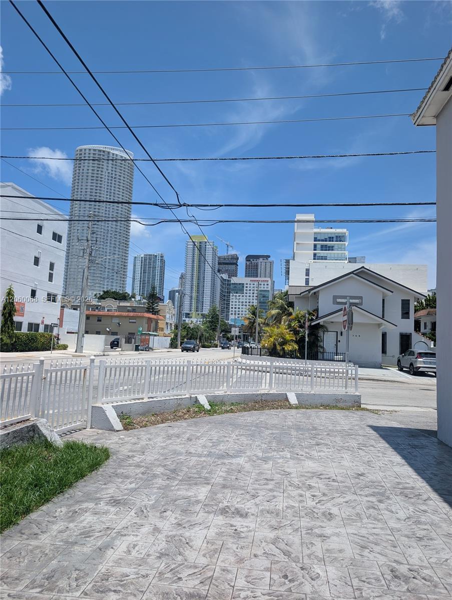 500 SW 7th St, Miami FL 33130