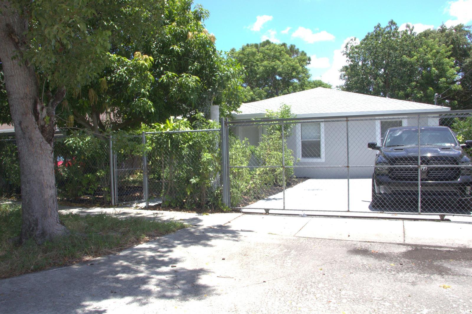 1724 NW 152ND Terrace, Miami Gardens FL 33054 photo 2