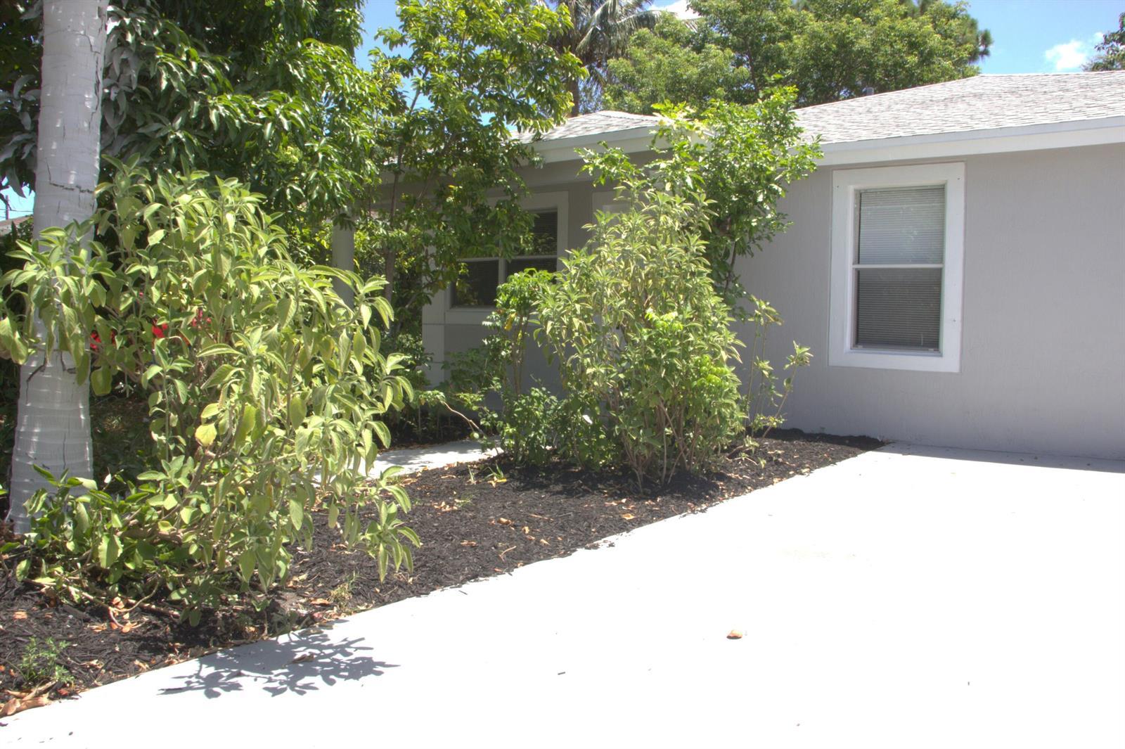 1724 NW 152ND Terrace, Miami Gardens FL 33054 photo 3