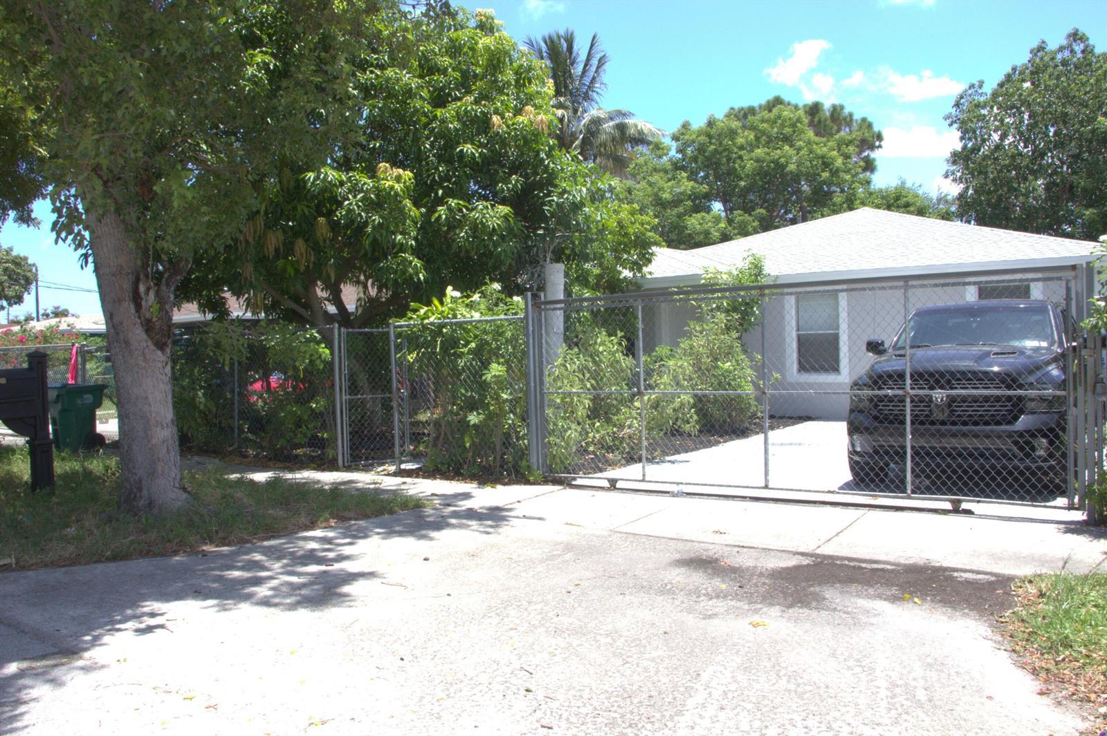 1724 NW 152ND Terrace, Miami Gardens FL 33054 photo 4