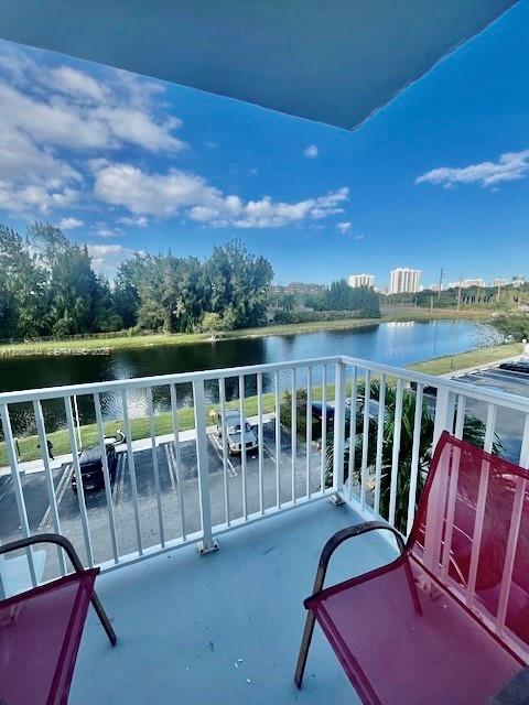 North Miami Beach, FL 33160 photo 2