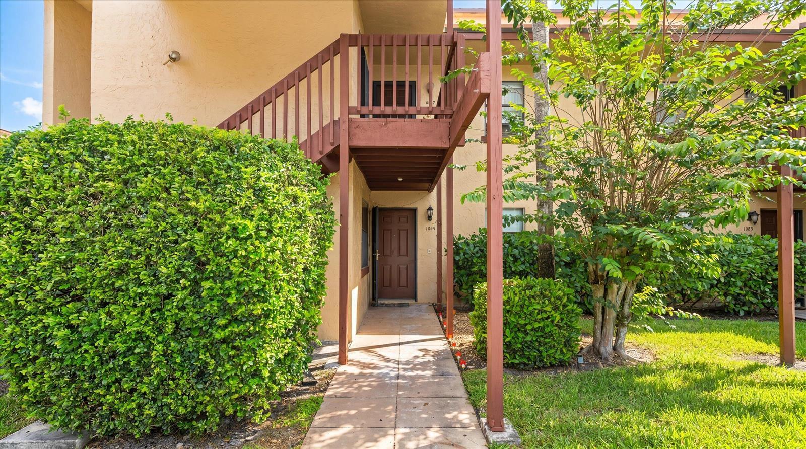 1303 LAKEVIEW Drive E, Royal Palm Beach FL 33411 photo 2