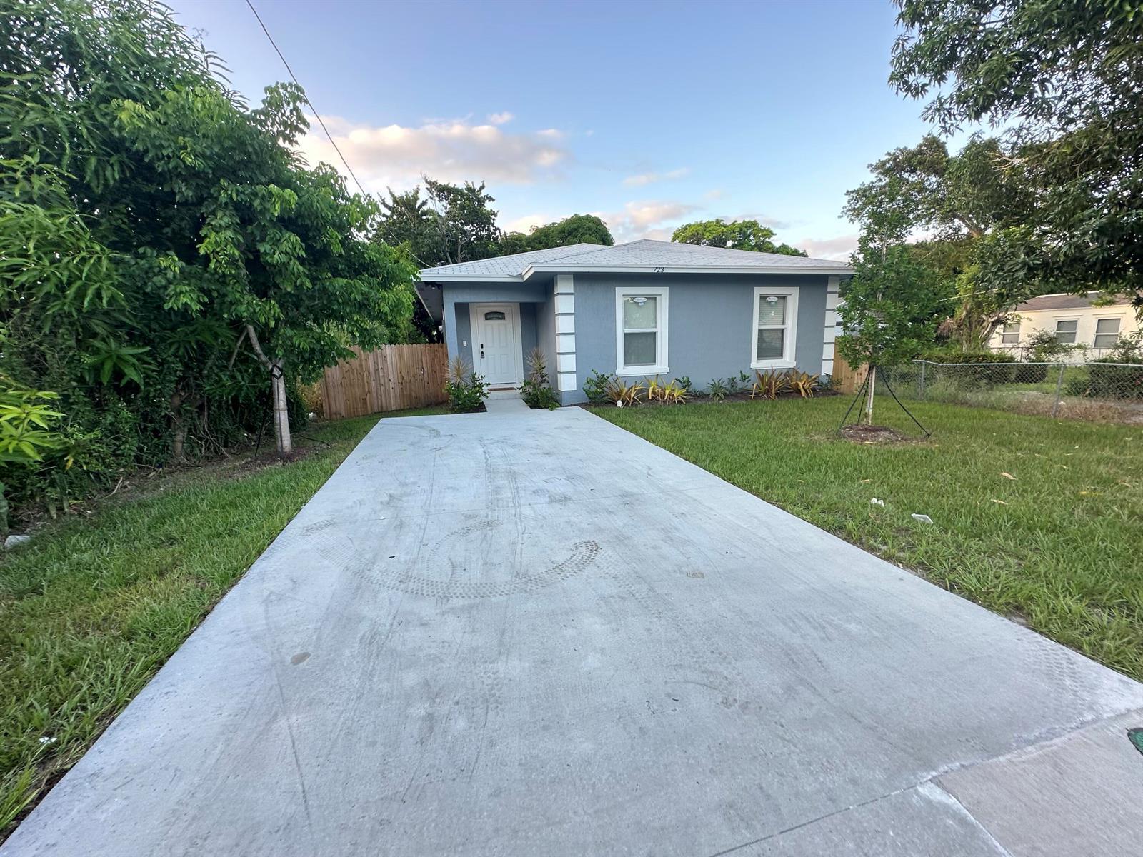 723 20TH Street, West Palm Beach FL 33407 photo 2