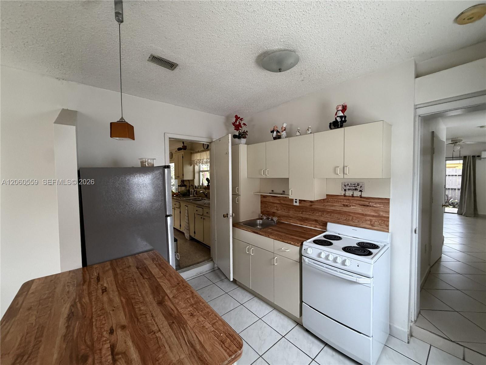 Miami, FL 33175 photo 2