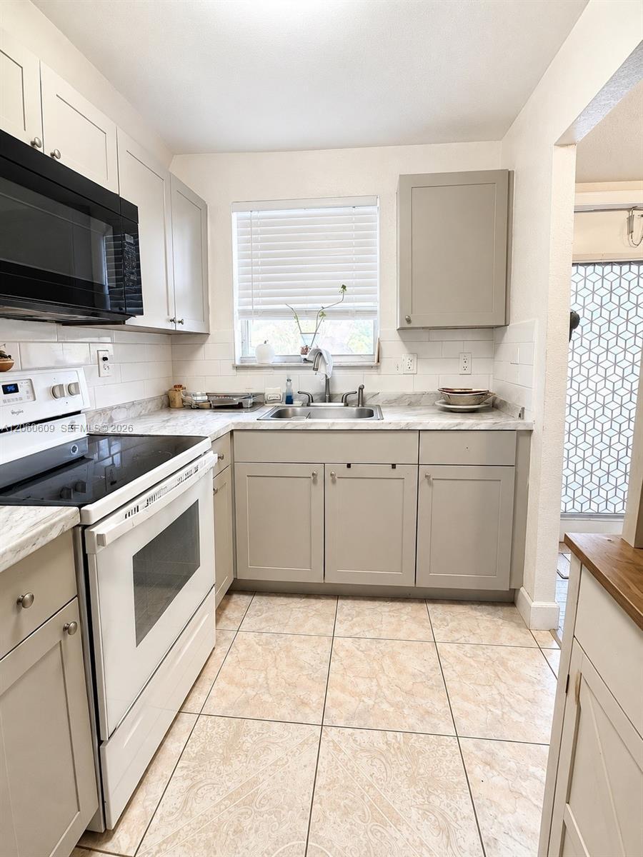 8345 Sunrise Lakes Blvd # 203, Sunrise FL 33322