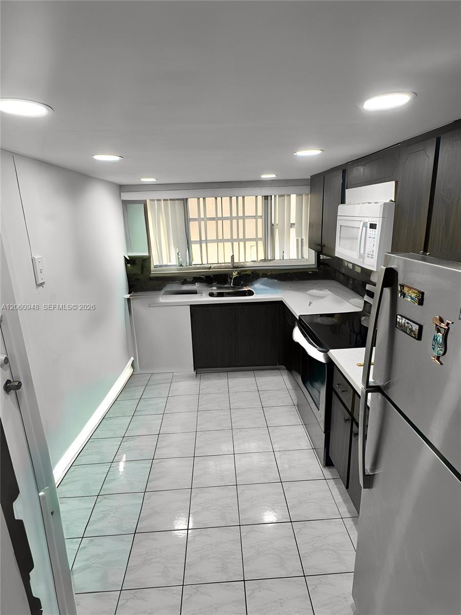 920 NE 199th St # 3J, Miami FL 33179 photo 3