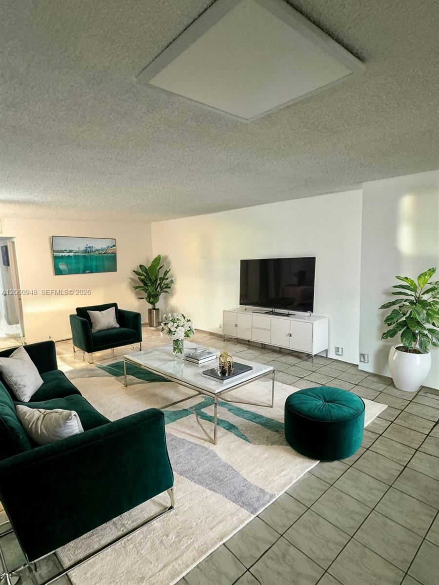 920 NE 199th St # 3J, Miami FL 33179