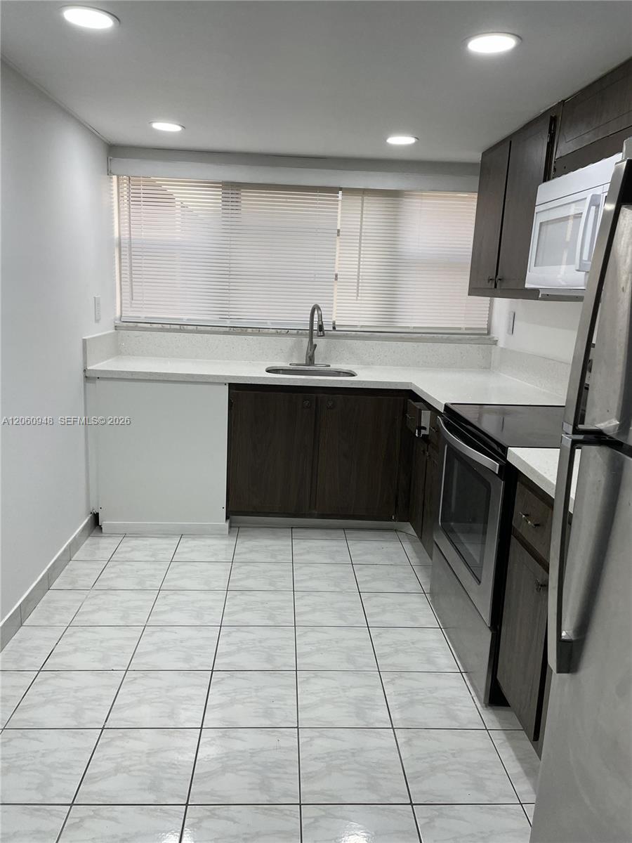 920 NE 199th St # 3J, Miami FL 33179 photo 4