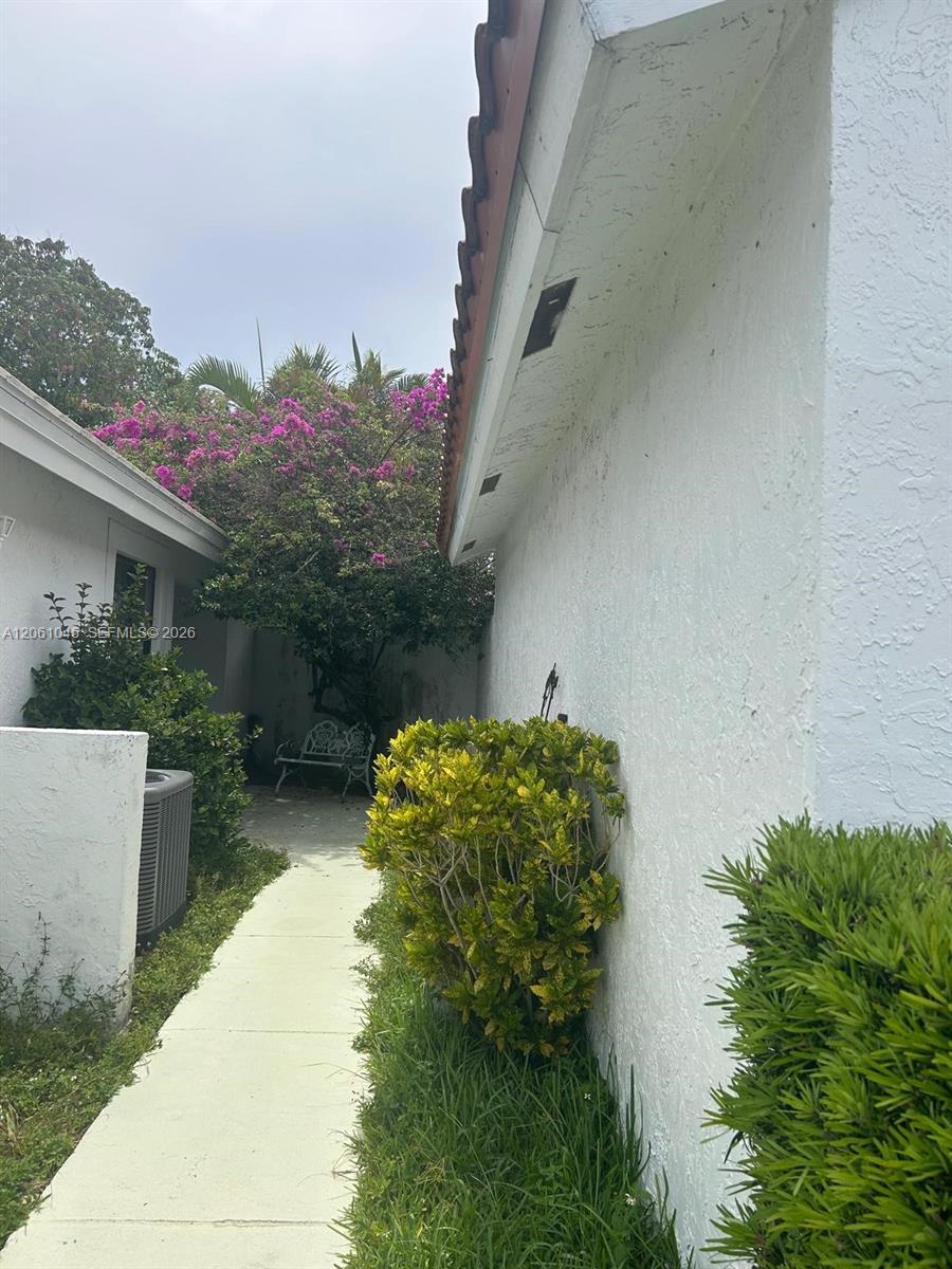 5901 Chester Ln, Davie FL 33331 photo 2