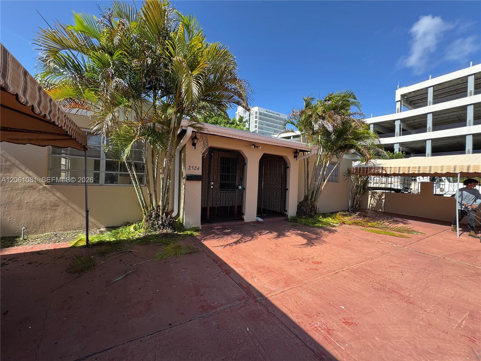2524 SW 6th St, Miami FL 33135 photo 2