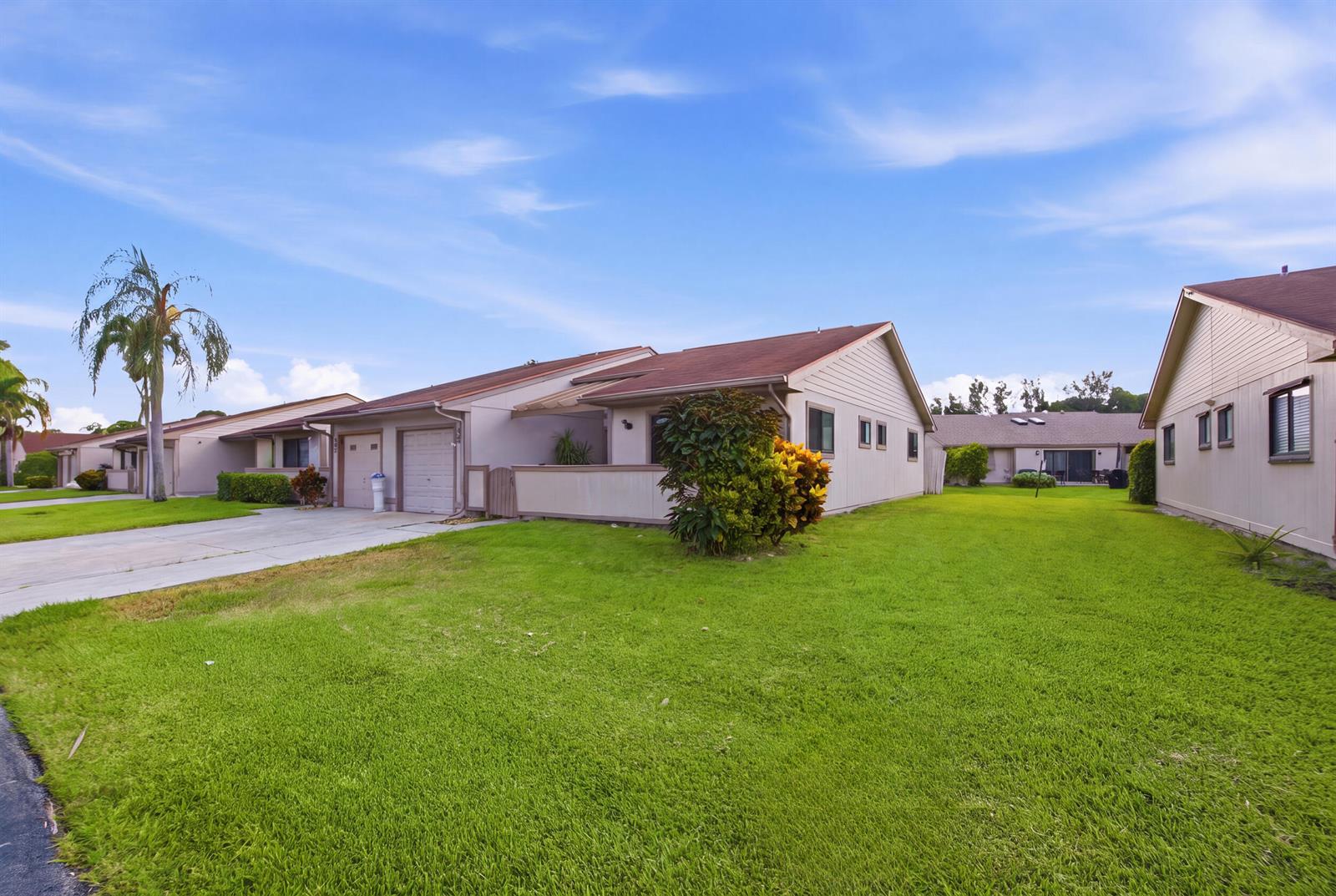 18 WINCHMORE Lane, Boynton Beach FL 33426 photo 3