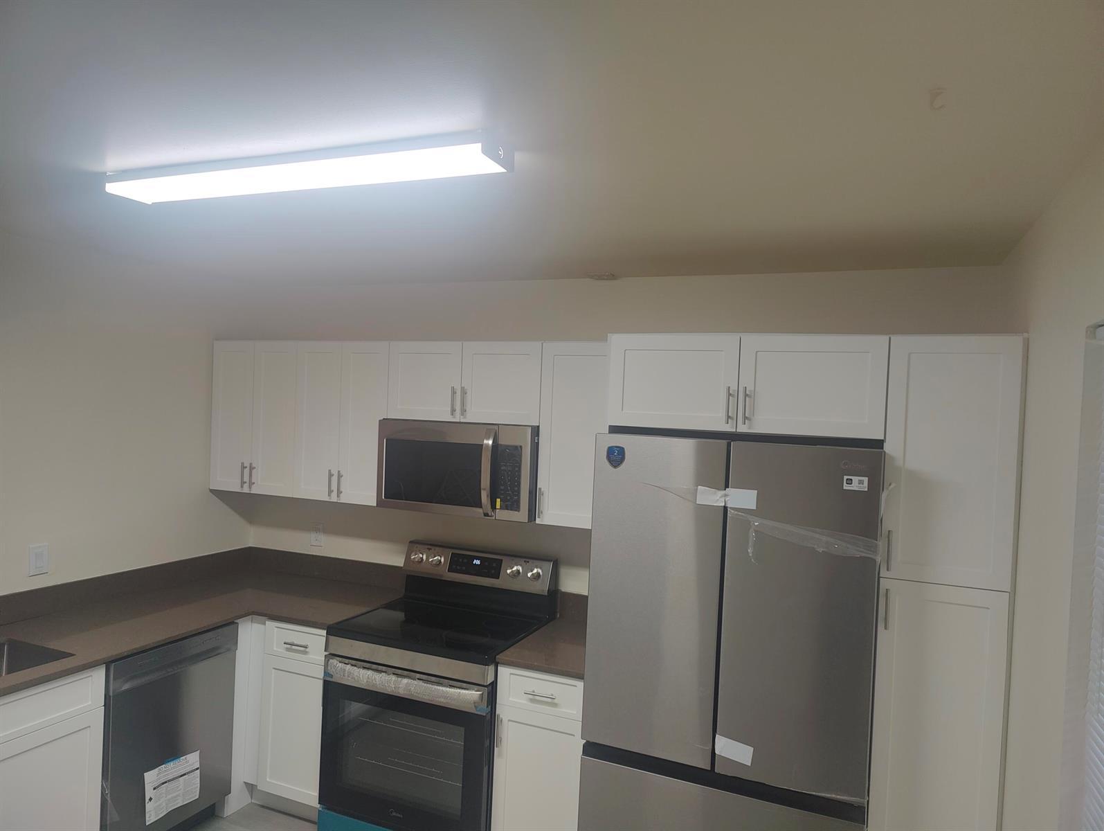 302 LAKEVIEW Drive E # 302, Royal Palm Beach FL 33411