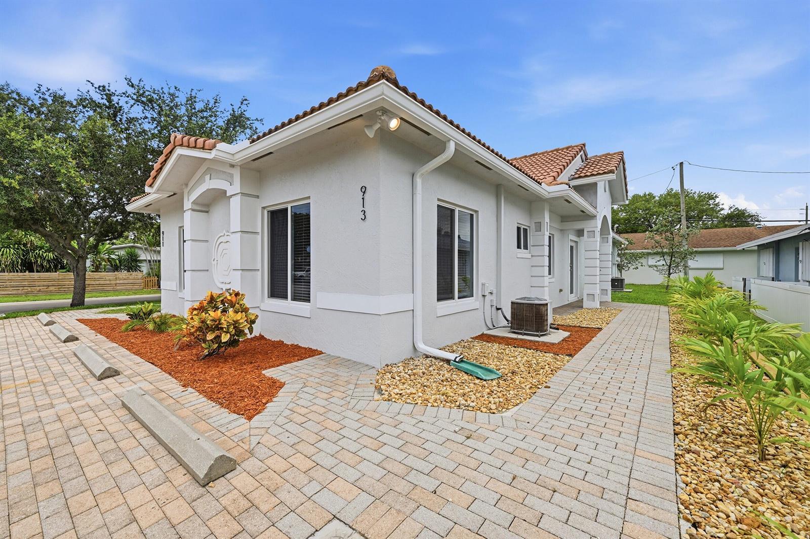 913 NE 12th Avenue, Pompano Beach FL 33060 photo 2