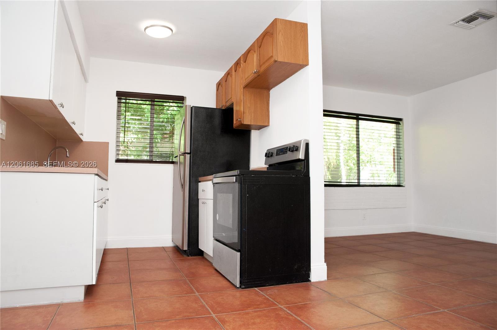 304 SE 9th Ct # 6, Hallandale Beach FL 33009 photo 2