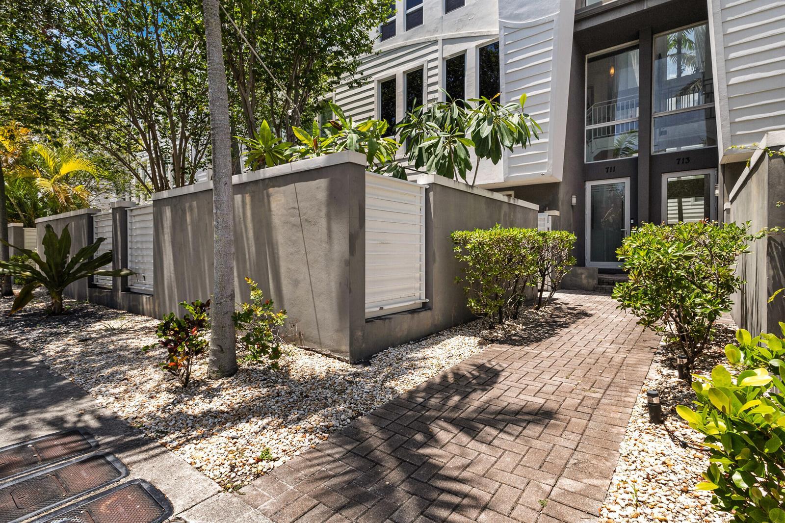 711 SE 16th Court, Fort Lauderdale FL 33316 photo 2