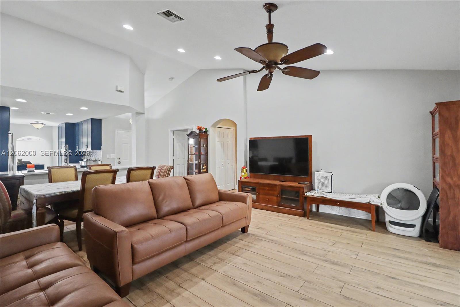 572 SE 18th Dr, Homestead FL 33033 photo 4