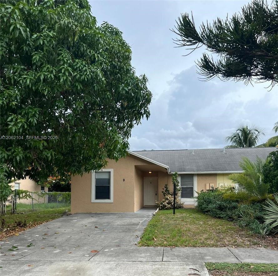 9 NE 44th St, Deerfield Beach FL 33064