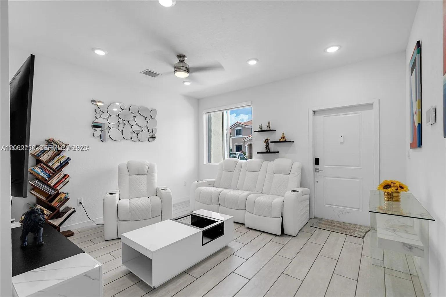 1042 SE 23rd Ter, Homestead FL 33035 photo 3