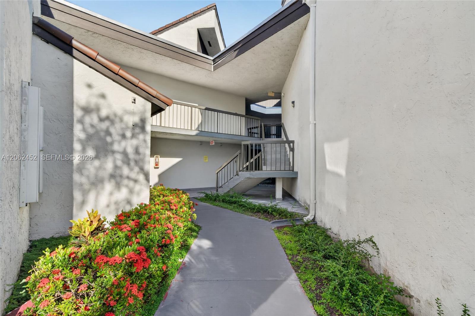 9429 Fontainebleau Blvd # 33, Miami FL 33172 photo 2