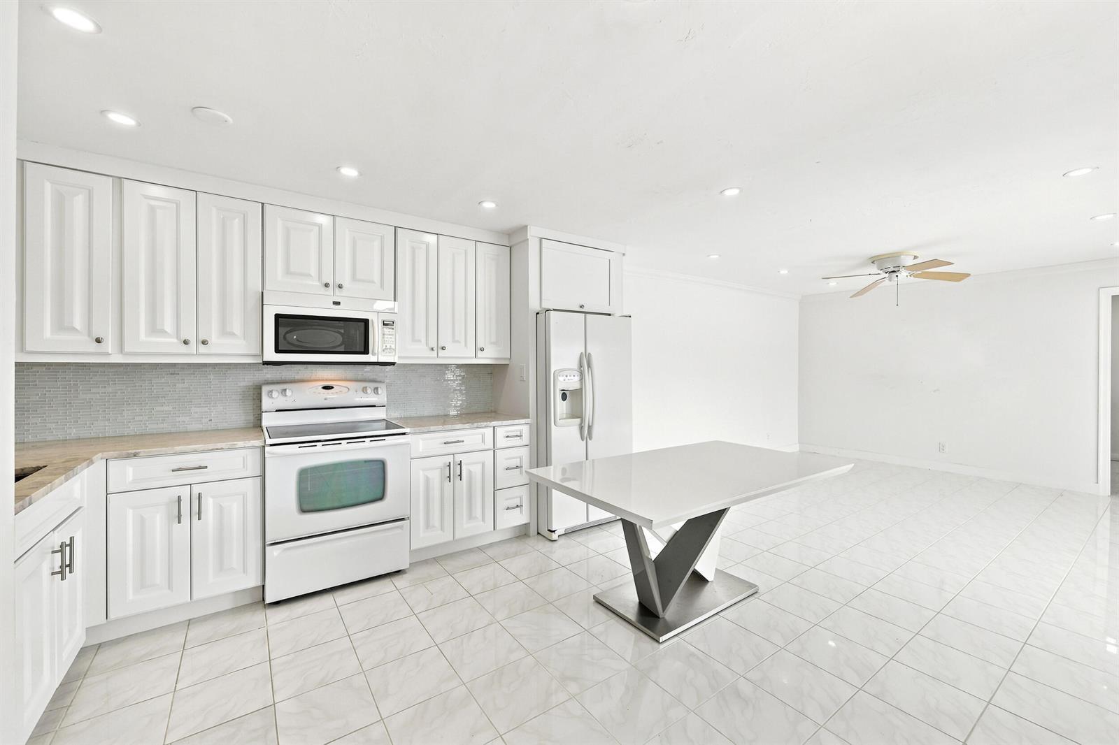 126 WEST Court, Royal Palm Beach FL 33411 photo 3