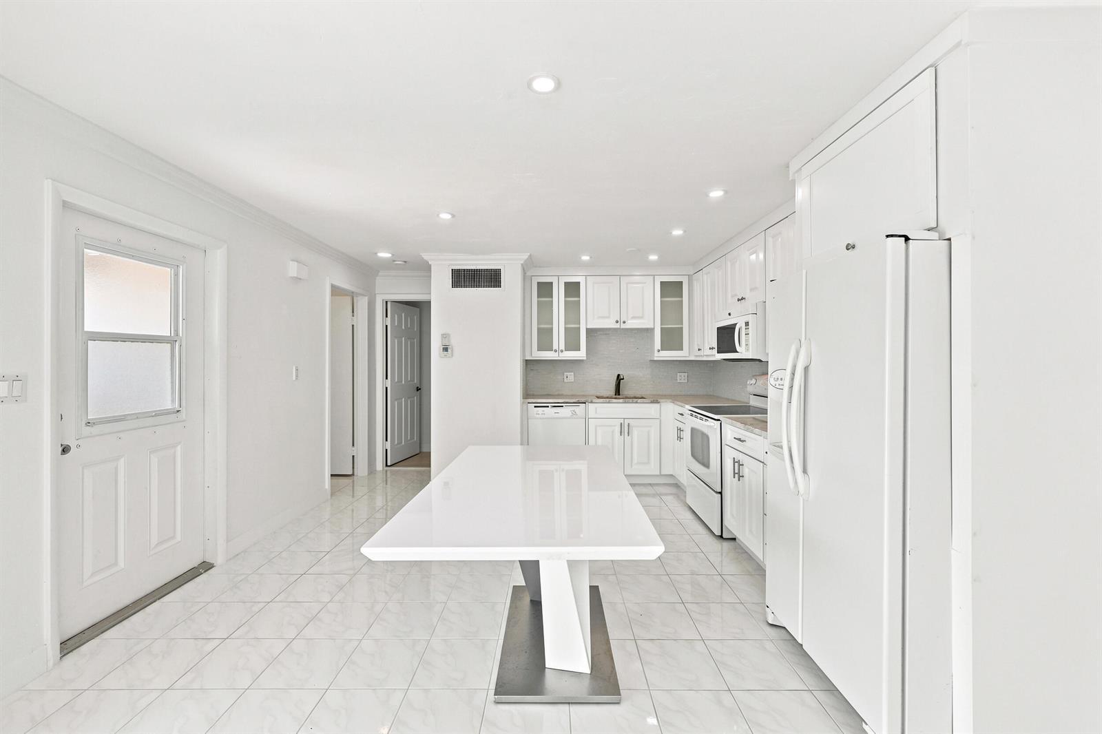 126 WEST Court, Royal Palm Beach FL 33411 photo 5