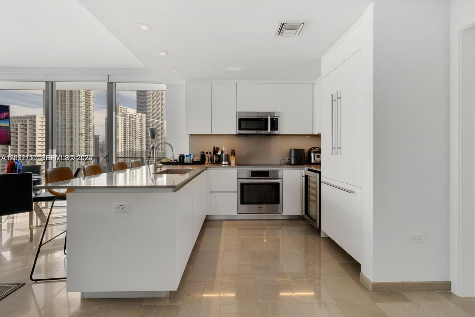 68 SE 6th St # 2101, Miami FL 33131 photo 2