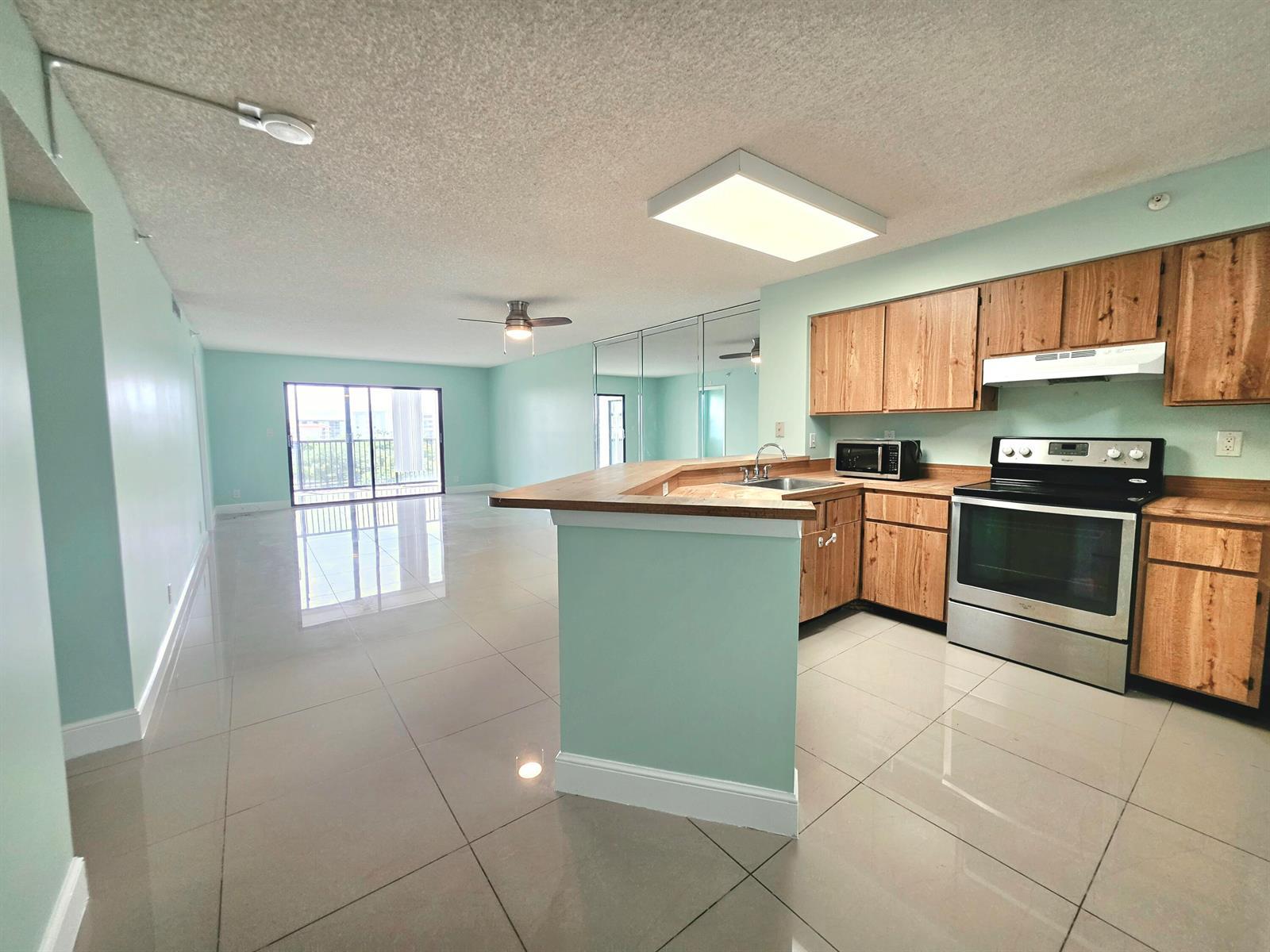 2112 S CYPRESS BEND Drive # 707, Pompano Beach FL 33069 photo 2